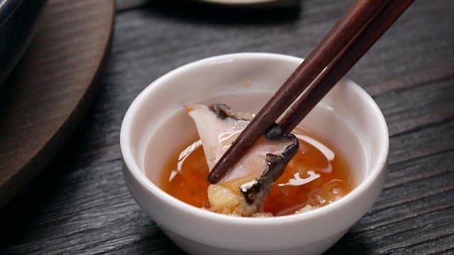 기름장에 찍어 먹는 소라 한 입