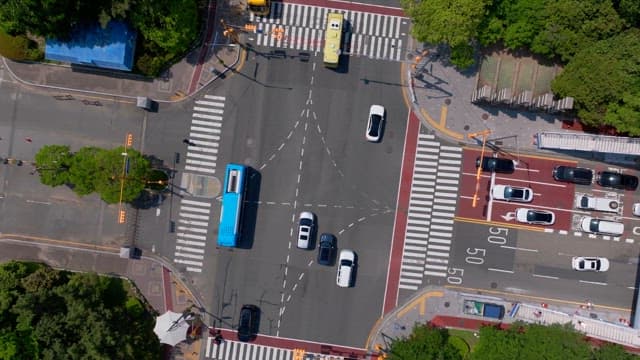화창한 날 많은 차량이 오가는 분주한 교차로