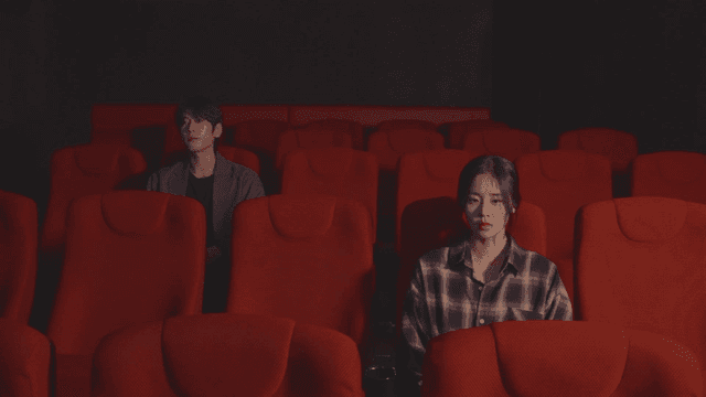 극장에서 앉아 있는 두 관객