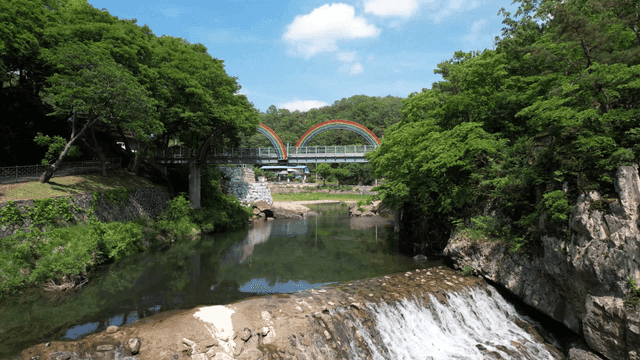 무지개 다리가 있는 고요한 강