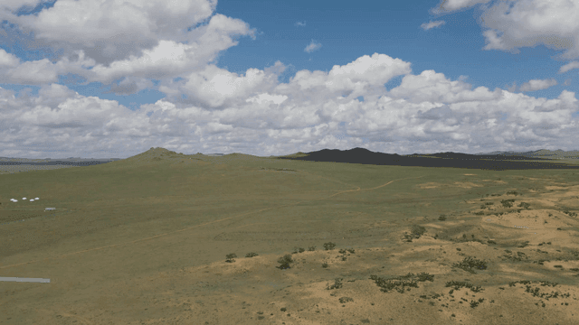 구름 낀 하늘 아래 광활한 평원