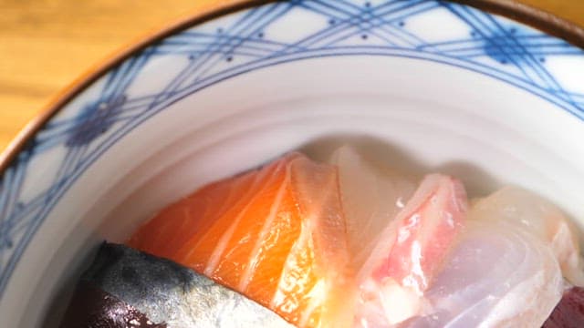 다채롭고 신선한 해산물이 들어간 회덮밥