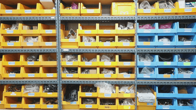 다양한 물품이 있는 정리된 저장 선반