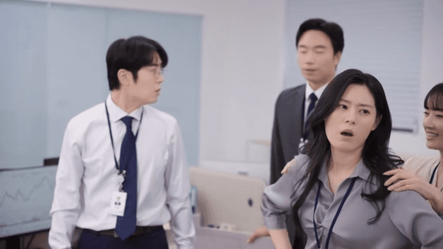 사무실에서 격렬하게 싸우는 두 직원들