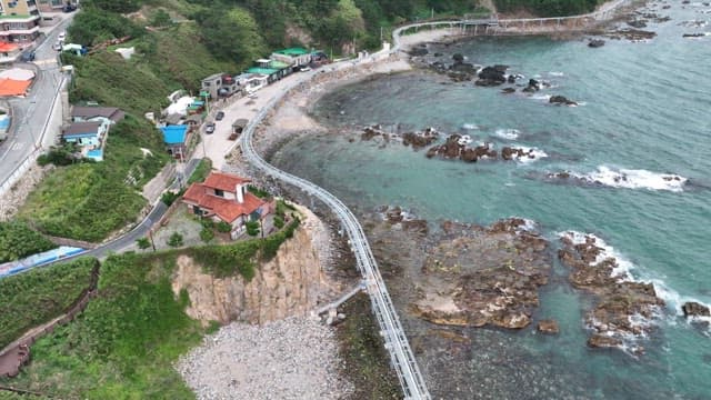 경치 좋은 해안 산책로와 바다 전망