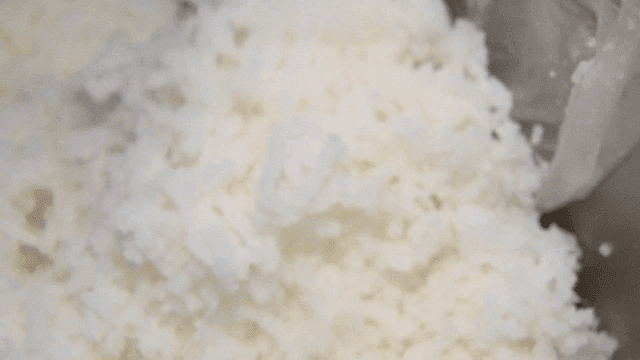 다짐기에서 나오는 잘게 다져진 하얀 당면들