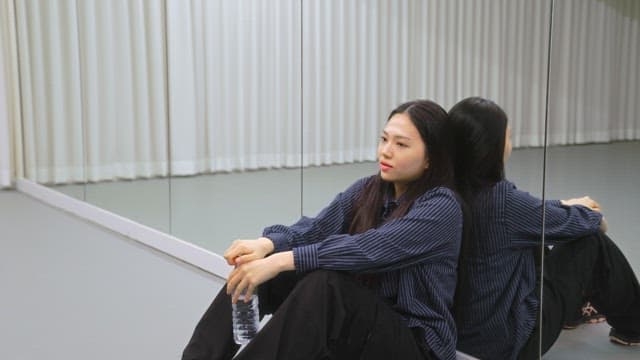 실내에서 물을 마시는 여성