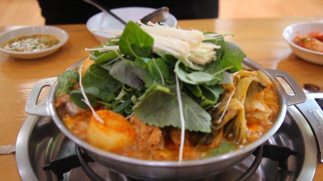 Napa cabbage and pork backbone stew with fresh vegetables