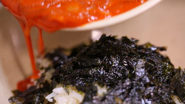 김가루를 넣은 밥에 떡볶이 국물을 곁들이기