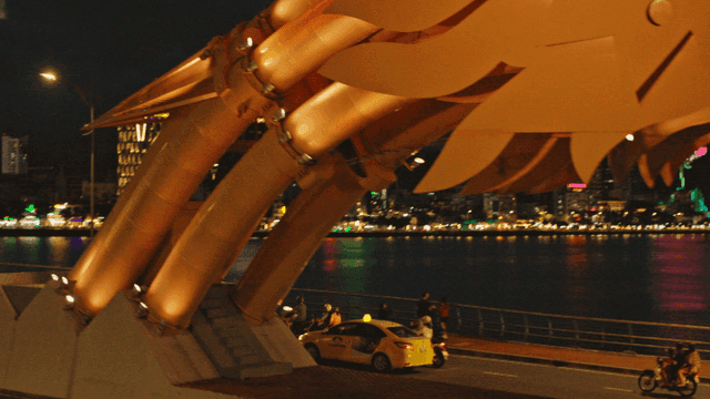 밤의 활기찬 도시 다리