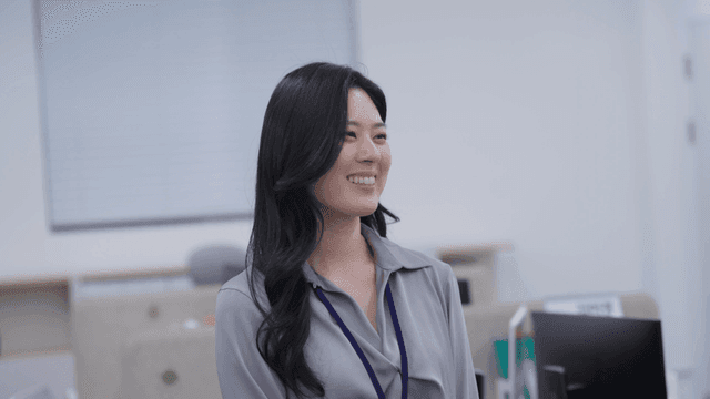 사무실에서 미소 짓는 직장인