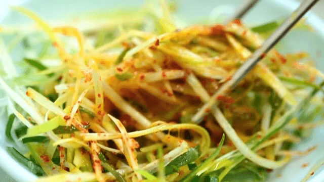 양념 파채가 섞이는 모습