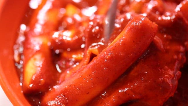 포크로 집어 먹는 매운 떡볶이