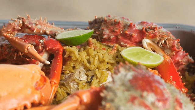 라임과 밥이 곁들여진 게 요리