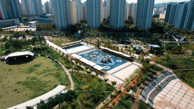 놀이터와 고층 건물이 있는 도시 공원