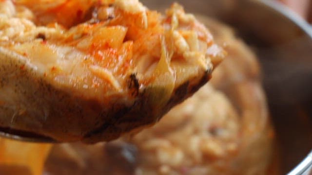 뜨거운 매운탕의 먹음직스러운 생선 조각