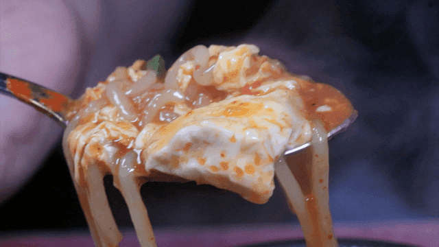 쫄면이 들어간 순두부찌개 한 숟가락