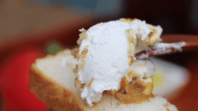 숟가락으로 빵에 바르는 요거트