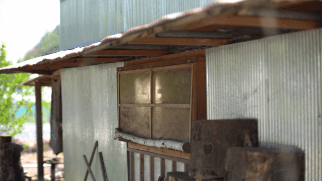 창문이 열린 시골 농장 건물