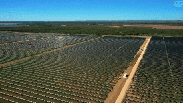 맑은 하늘 아래 펼쳐진 태양광 발전소