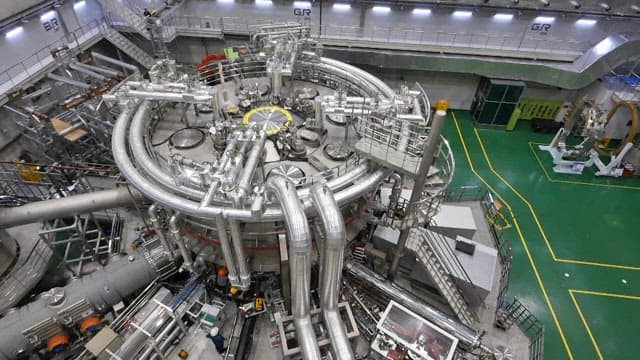연구센터 내의 초전도핵융합연구장치 기계