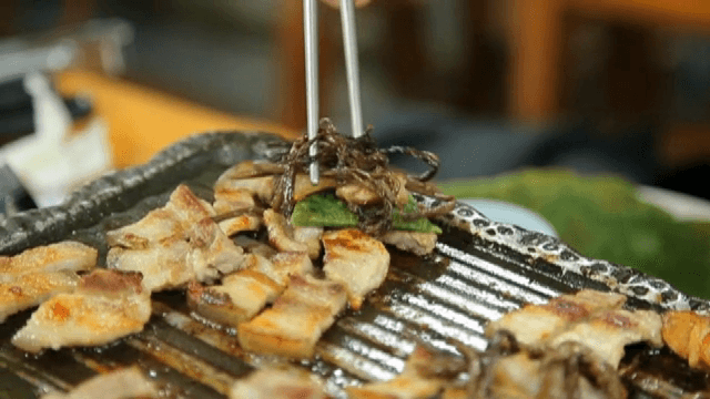 쑥빈대떡과 고사리를 얹어먹는 삼겹살