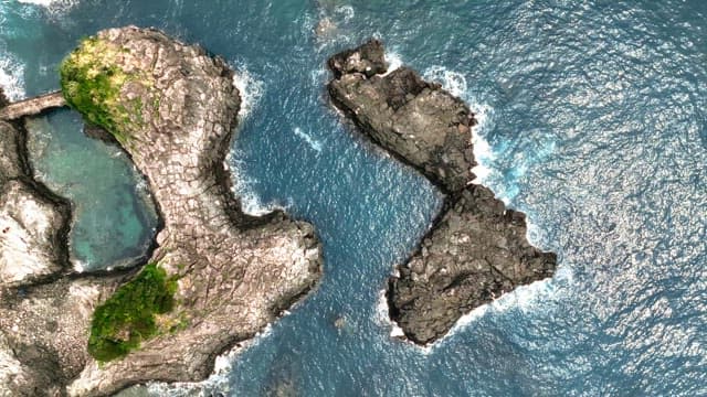 파도가 부딪히는 바위 해안선