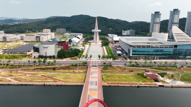 뾰족한 탑이 있는 현대 도시 풍경