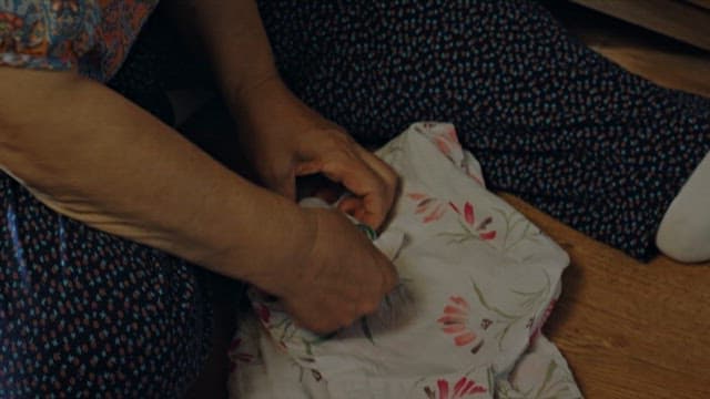 집에서 신중하게 돈을 세는 모습