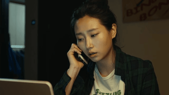 밤에 전화 통화하는 여성