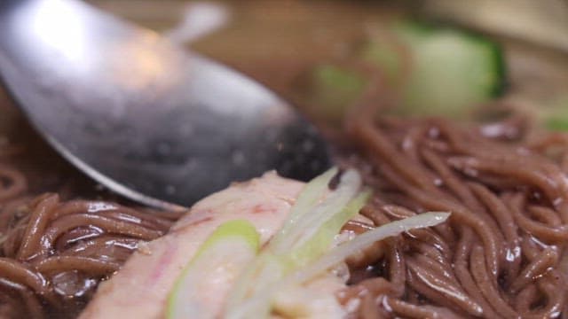 먹음직스럽고 시원한 냉면 국물 한 숟가락