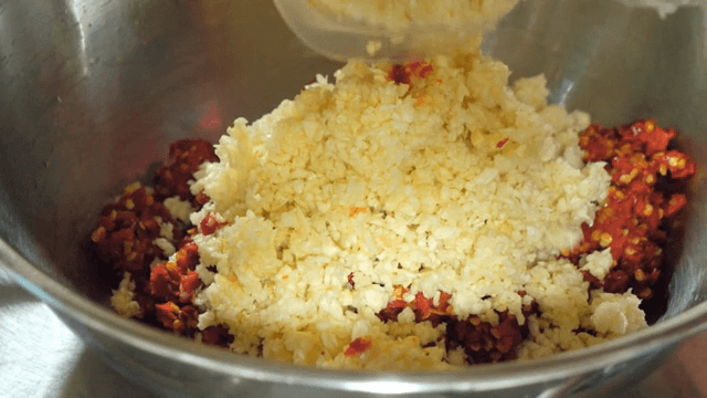 다진 마늘과 고추를 그릇에 섞는 장면