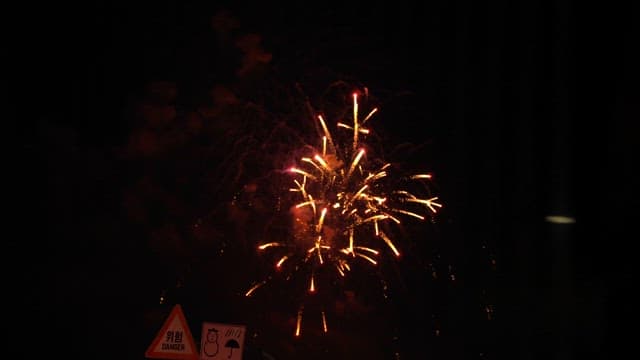 밤하늘을 밝히는 불꽃놀이