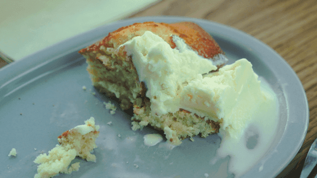 녹아내리는 아이스크림과 마들렌 조각