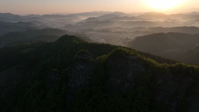 새벽녘 동이 트는 하늘과 웅장한 산맥