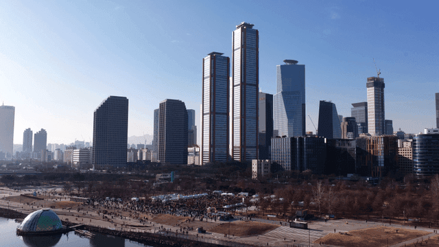 고층 빌딩이 있는 번화한 도시 공원