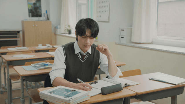 홀로 남아 교실에서 공부하다 하품하고 스트레칭하는 학생