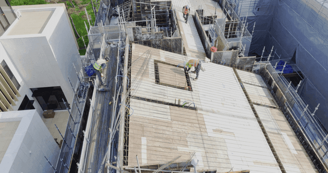 건설 현장에서 일하는 작업자들