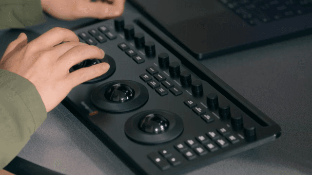 비디오 편집 콘솔을 조작하는 손