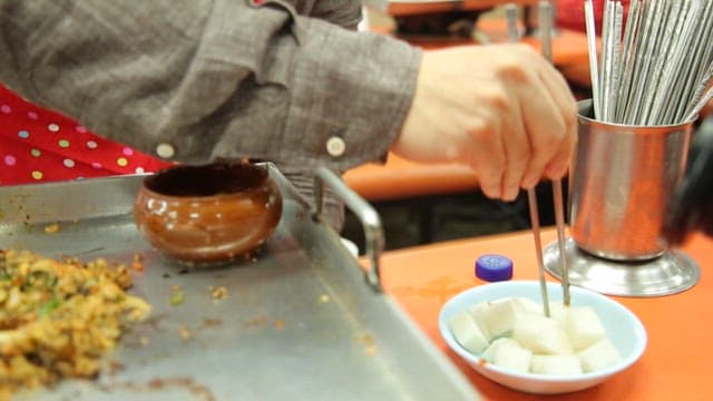 무절임을 곁들여 먹는 철판볶음밥 한 숟가락