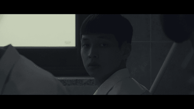 대걸레를 잡고 뒤도는 남학생