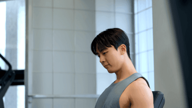 헬스장에서 운동하는 남성