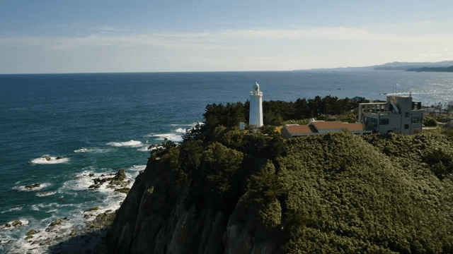 해안 절벽 위의 흰색 등대