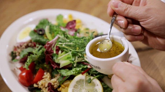 드레싱을 뿌리는 신선한 샐러드