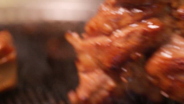 팬에서 굽고 자르는 양념육