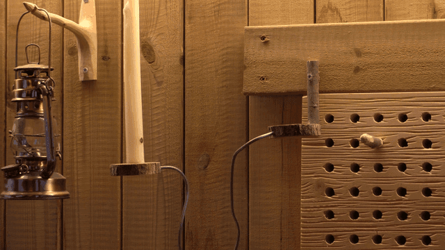 랜턴이 있는 나무 벽에 촛불을 꽂는 장인