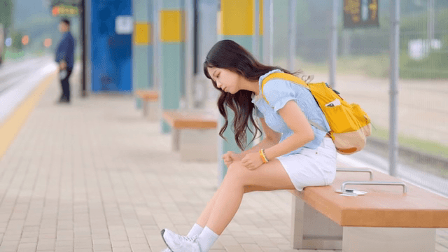 기차역에서 기다리는 힘든 여성