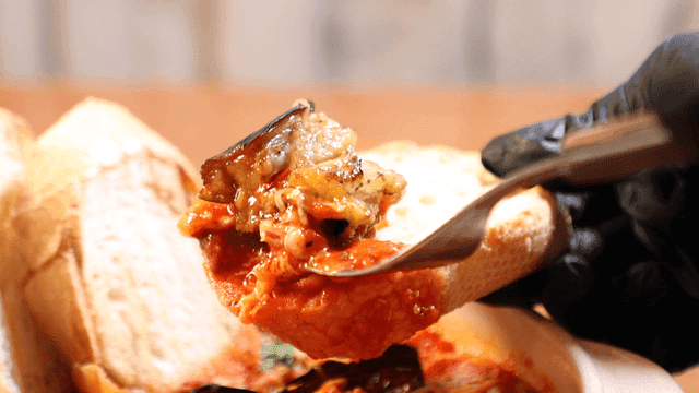 Bread served with tomato sauce and eggplant gambas