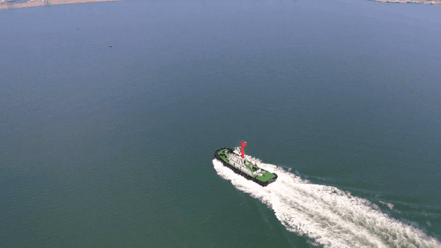 산업 단지 쪽으로 향해가는 배