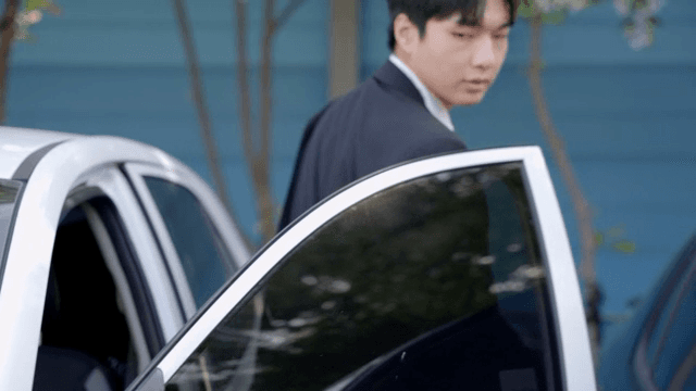 차에서 내리는 직장인 남성